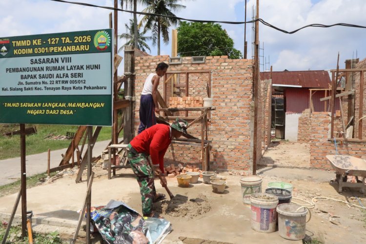Satgas TMMD ke-127 Kodim 0301/Pekanbaru Bangun Rumah Warga, Progres Hampir Setengah Jalan