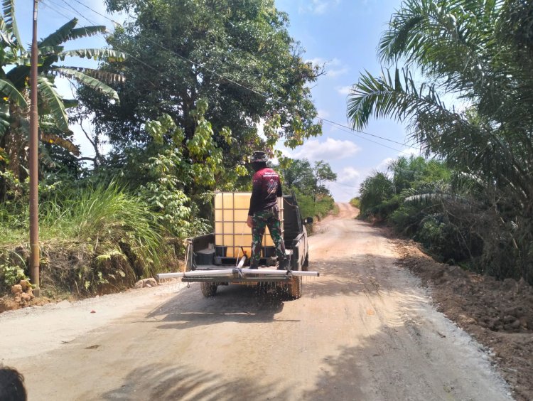 Prajurit TMMD  Kodim 0301/Pekanbaru Tak Kenal Lelah Siapkan Jalan Bandes Kuat dan Nyaman untuk Masyarakat