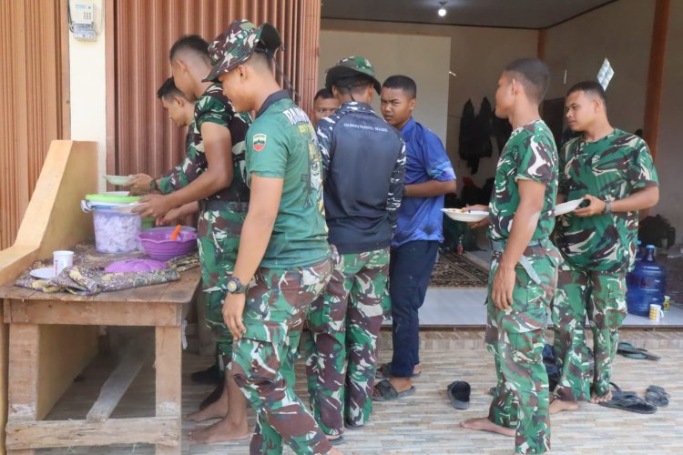 Kemanunggalan TNI-Rakyat, Satgas TMMD Kodim 0301/Pekanbaru Makan Siang Bersama Warga Kelurahan Tuah Negeri