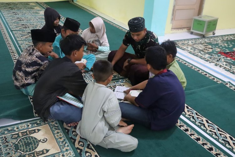 Satgas TMMD ke-127 Tahun 2026 Kodim 0301/Pekanbaru Ajari Anak-anak di Kelurahan Tuah Negeri Mengaji