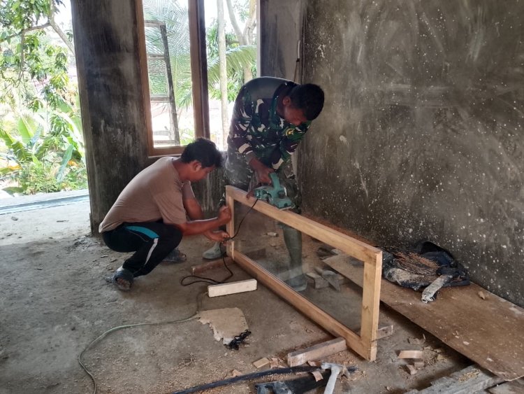 Satgas TMMD ke-127 Kodim 0301/Pekanbaru Tunjukkan Keahlian Bangunan Saat Selesaikan Pembangunan RTLH di Kelurahan Sialang Sakti