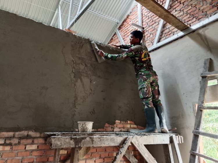Satgas TMMD ke-127 Kodim 0301/Pekanbaru Fokus Plester Dinding Dalam, Progres Pembangunan Rumah Sarianis Sudah 74 Persen