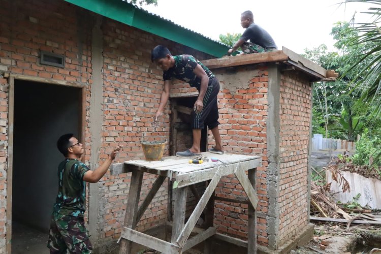 Sarianis Bersyukur Rumahnya Jadi Hunian Aman dan Nyaman, Satgas TMMD ke-127 Kodim 0301/Pekanbaru dan Warga Tetap Semangat di Bulan Ramadan