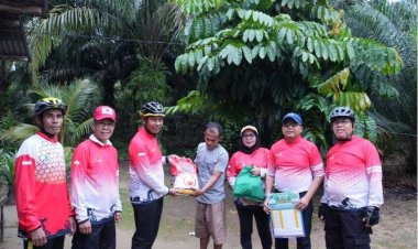 Bupati dan Wakil Bupati Kampar Bersama Komunitas Sepeda Salurkan Sembako Untuk Warga