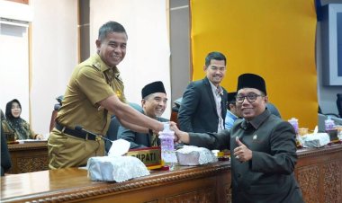 Bupati Kampar Hadiri Paripurna DPRD Bahas Finalisasi Ranperda TJSLBU dan Perubahan Perda Pajak Retribusi Daerah