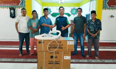 PT Rambah Sawit Mandiri Salurkan Bantuan CSR AC untuk Masjid Nurul Falah