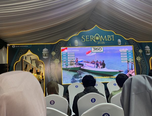 Jelang Lebaran, Warga Antre Tukar Uang Baru di BI Riau