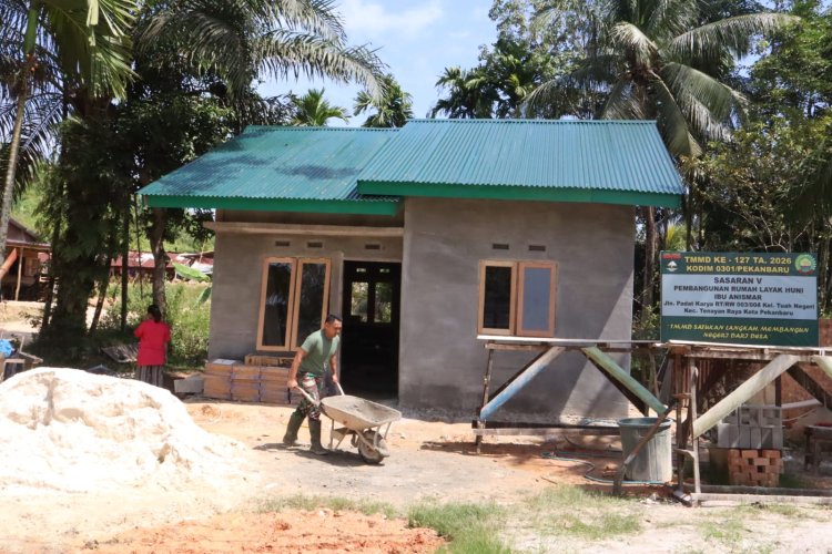 Atap Hijau Terpasang, Pembangunan Rumah Anismar Lewat TMMD ke-127 Kodim 0301/Pekanbaru Hampir Rampung