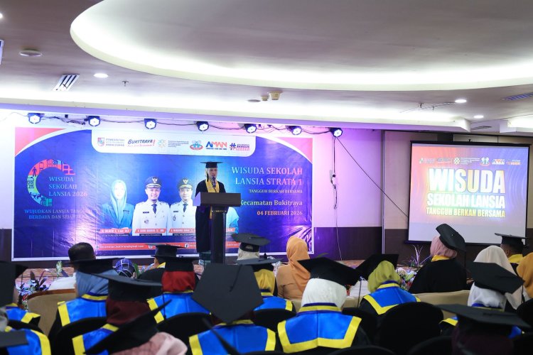 Puluhan Lansia Pekanbaru Diwisuda, Ketua TP PKK Dorong Terwujudnya Lansia Sehat dan Bermartabat