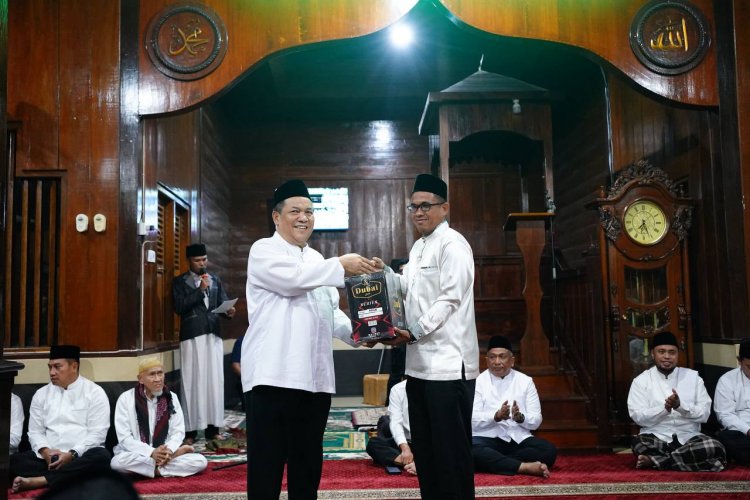 Safari Ramadan Perdana di Rokan Hulu, Plt Gubernur Riau SF Hariyanto Serahkan Berbagai Bantuan