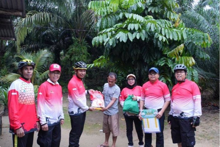 Bupati dan Wakil Bupati Kampar Bersama Komunitas Sepeda Salurkan Sembako Untuk Warga