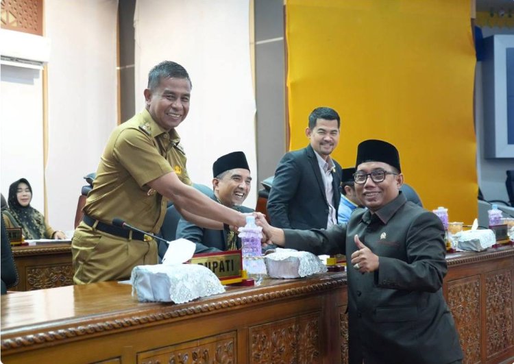 Bupati Kampar Hadiri Paripurna DPRD Bahas Finalisasi Ranperda TJSLBU dan Perubahan Perda Pajak Retribusi Daerah
