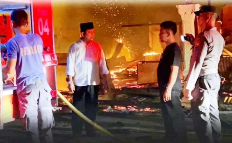 Pasar Lama Pekan Tebih Rohul Terbakar, Lebih 20 Rumah Hangus, Wakil Bupati Rohul Ikut Padamkan Api