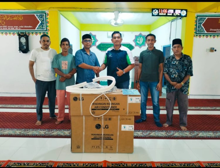PT Rambah Sawit Mandiri Salurkan Bantuan CSR AC untuk Masjid Nurul Falah