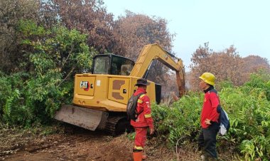Masih Ada 75 Titik Panas Menyala di Bengkalis, Balai Dalkarhut Sekat Api dan Buka Akses Air untuk Padamkan Karhutla di Desa Sekodi