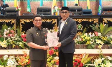 Parisman Ihwan Pimpin Rapat Paripurna DPRD Riau, Sekdaprov Syahrial Abdi Serahkan LKPJ Kepala Daerah Tahun 2025