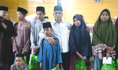 Ketua DPRD Provinsi Riau Kaderismanto Salurkan Bantuan Paket Sembako di Pondok Pesantren Nurul Tauhid