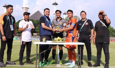 Deltras FC dan Tornado FC Potong Tumpeng HUT ke-96 PSSI Jelang Pertandingan, Pegadaian Championship 2025/2026