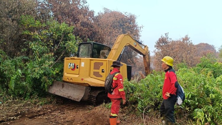 Masih Ada 75 Titik Panas Menyala di Bengkalis, Balai Dalkarhut Sekat Api dan Buka Akses Air untuk Padamkan Karhutla di Desa Sekodi