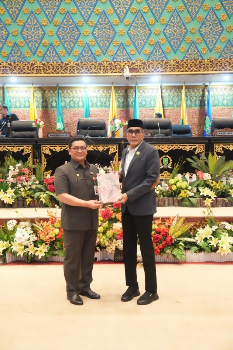 Parisman Ihwan Pimpin Rapat Paripurna DPRD Riau, Sekdaprov Syahrial Abdi Serahkan LKPJ Kepala Daerah Tahun 2025