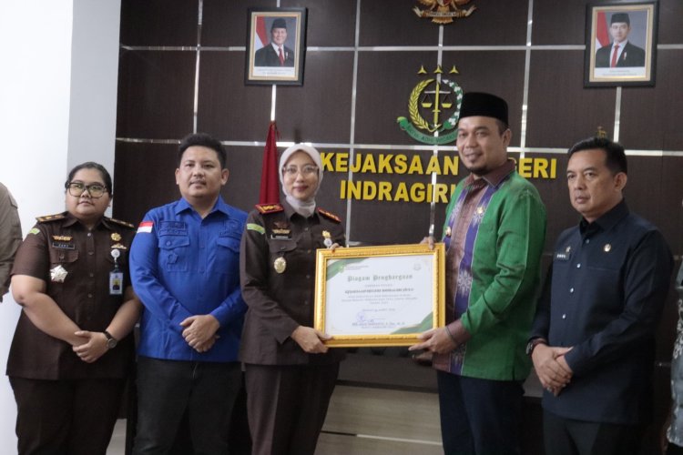 Bupati Inhu Terima Kembali Aset 25 Hektare Lahan yang Diselamatkan Kejari