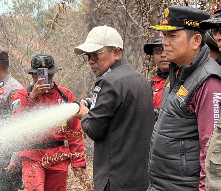 Apresiasi Personel Tim Satgas Darat Padamkan Karhutla, Bupati Zukri Tinjau Titik Api di Desa Gambut Mutiara