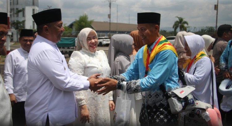 Bupati Rohul Lepas Keberangkatan JCH Melalui Bandara Tuanku Tambusai 