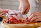 4 Cara Mudah Menghilangkan Bau Prengus Daging Kambing di Tangan