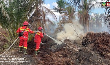 Hari Raya Iduladha 1447 H, Tim Manggala Agni Berjibaku Padamkan Karhutla di Rohil dan Siak