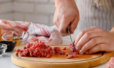 4 Cara Mudah Menghilangkan Bau Prengus Daging Kambing di Tangan