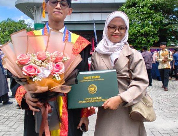 Antara Pekanbaru dan Mekah: Wisuda Mandiri Aziz Rahmansyah di Balik Doa Orang Tua