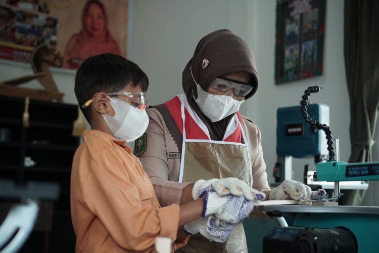 Ukiran Kayu Tangan Istimewa, Kisah Pengabdian Emdita Membangun Asa di SLB Bumi Manggalo