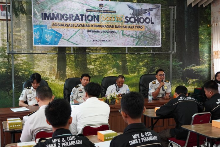 Siswa SMKN 2 Dapat Pemahaman Tentang Layanan Keimigrasian dan Bahaya TPPO dari Imigrasi Pekanbaru