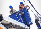Wali Kota Agung Nugroho Putus Kabel Jaringan Internet Semrawut di Jalanan Pekanbaru dengan Gunting Besi