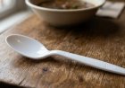 Bahaya Makan Makanan Panas dengan Sendok Plastik