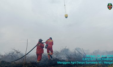 Tim Manggala Agni Riau Terkendala Angin Kencang Saat Padamkan Karhutla di Inhu, Kerahkan Dua Helikopter Water Bombing