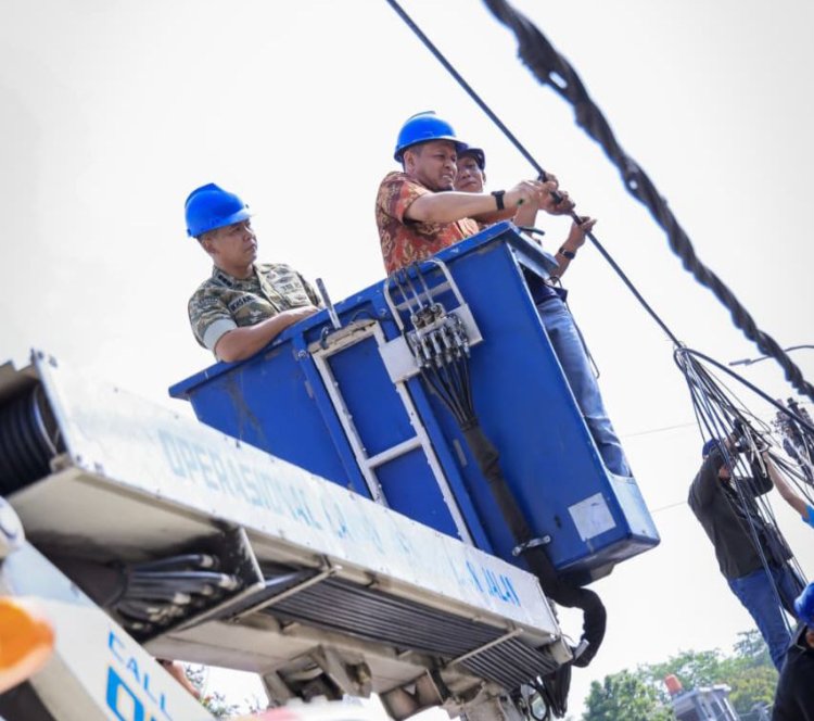 Wali Kota Agung Nugroho Putus Kabel Jaringan Internet Semrawut di Jalanan Pekanbaru dengan Gunting Besi