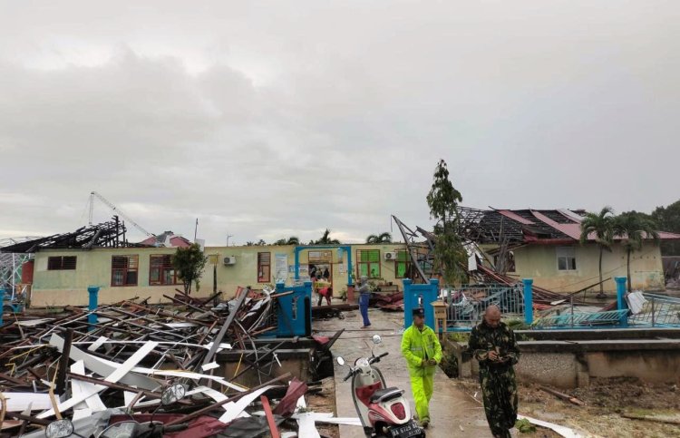 Bangunan SMP Negeri 1 Bandar Laksamana Rusak Parah Dihantam Angin Puting Beliung