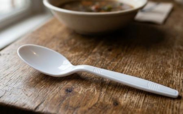 Bahaya Makan Makanan Panas dengan Sendok Plastik