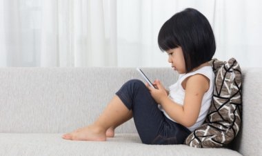 Anak Sering Main Gadget, Bikin Jantung Lemah? Ini Faktanya
