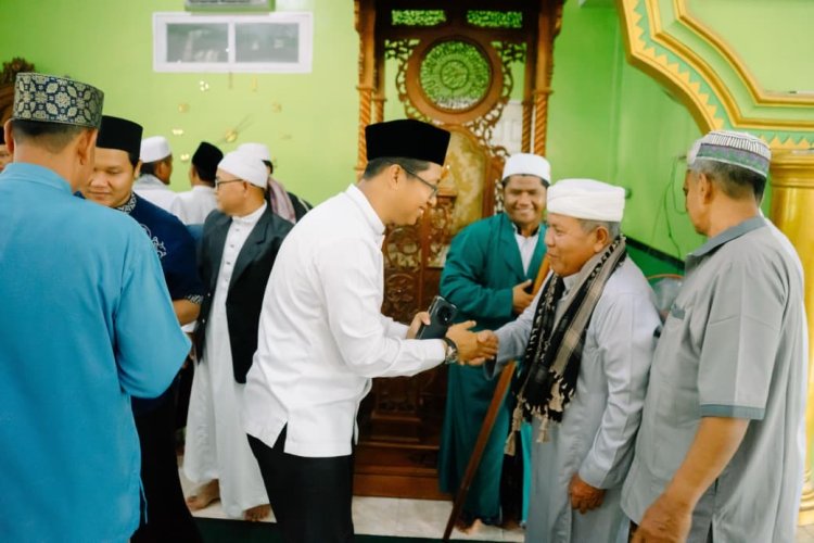 Wabup Rohil Serahkan Sapi Kurban di Ujung Tanjung, Jhony Charles: Tingkatkan Kepedulian Sosial Kita