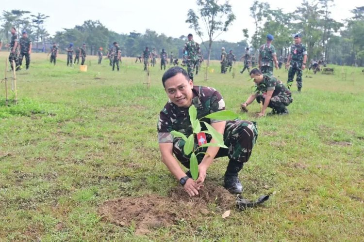 Lanud Rsn Pekanbaru Tanam 1.100 Pohon, Danlanud Marsma TNI Abdul Haris: Saya Ingin Kawasan Ini Jadi Hutan Rimbun