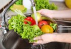 Perlukah Mencuci Semua Buah dan Sayur Sebelum Dimakan?