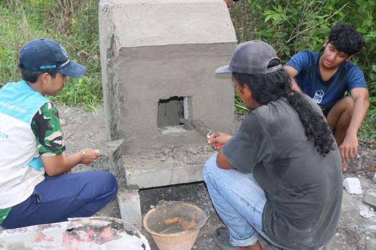 Tim KKN-PPM UGM Bentala Melayu Bangun Rocket Stove, Inovasi Pengelolaan Limbah dan Cegah Karhutla di Kampung Langkai Siak