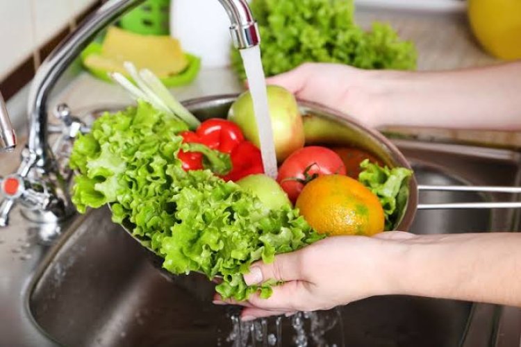 Perlukah Mencuci Semua Buah dan Sayur Sebelum Dimakan?