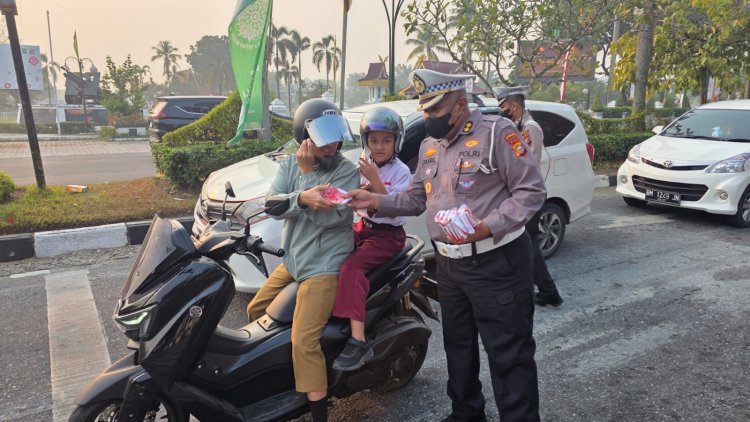 376 Orang Terkena ISPA dengan Gejala Batuk hingga Radang Tenggorokan, Kualitas Udara Pekanbaru Berbahaya Pagi Ini, Ditlantas Polda Riau Bagikan Ribuan Masker