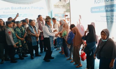 Mentan dan Dirut Bulog Salurkan Bantuan Pangan Beras di Marpoyan Damai, Andi Amran:  Ini Bantuan dari Presiden