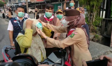 Ketua Kwarcab Pekanbaru Sulastri Pimpin Bagi-bagi 4.000 Masker untuk Warga 