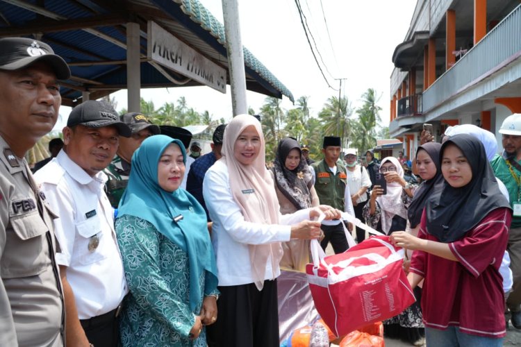 Plh Bupati Yuliantini Serahkan Bantuan untuk Warga Terdampak Kebakaran di Pulau Burung