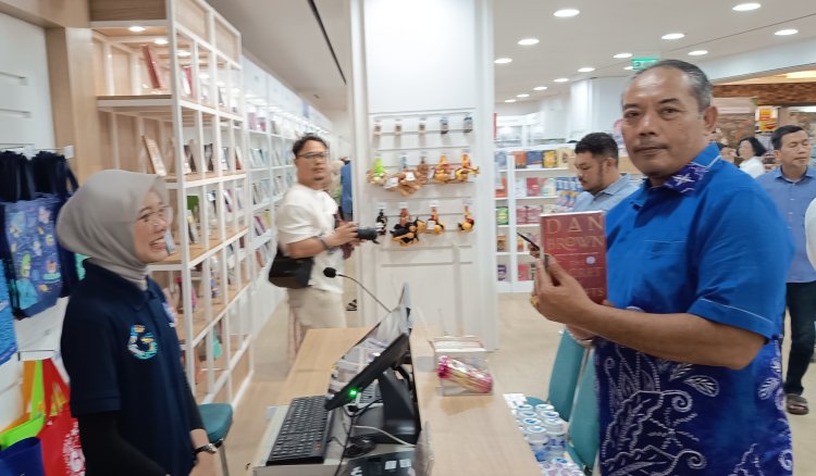 Asisten II Setdako Pekanbaru Langsung Beli Novel, Gramedia Mal Ciputra Seraya Pekanbaru Resmi Dibuka Hari Ini